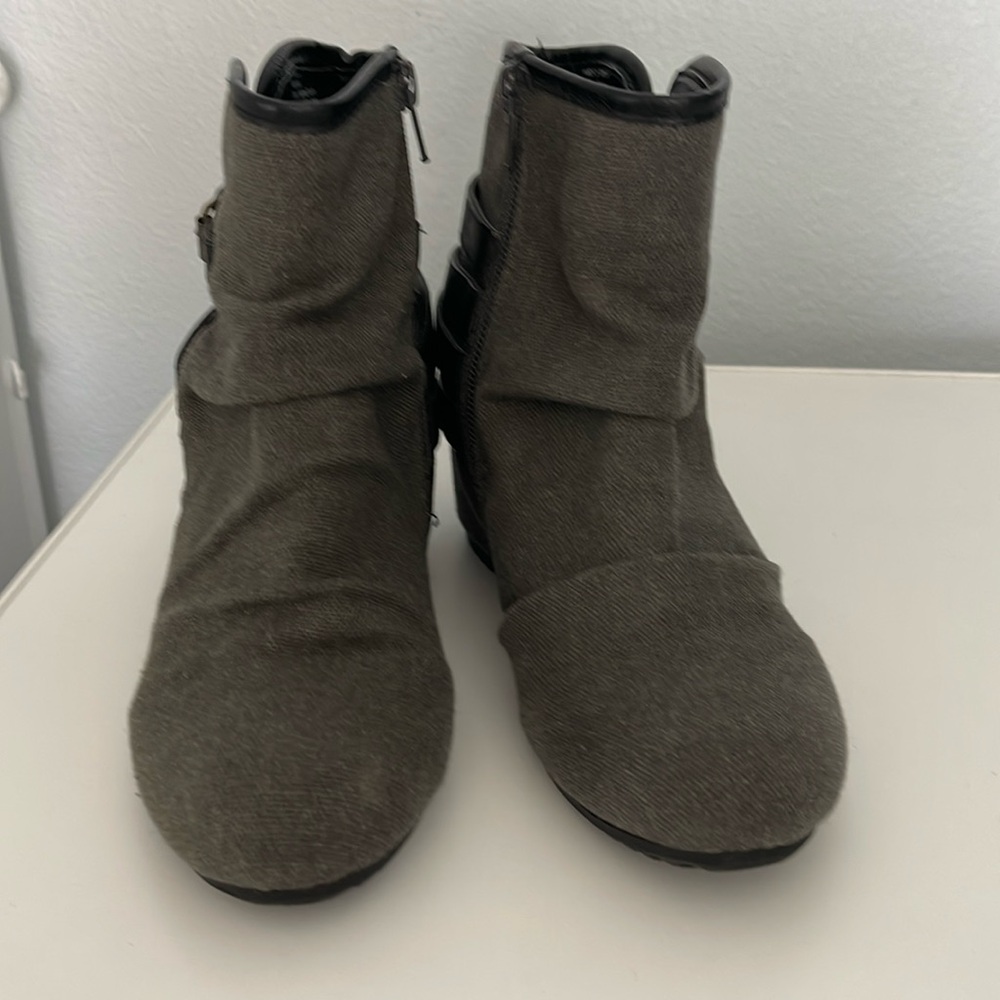 Grey Mudd Booties (Women's Jr.) in good used condition.